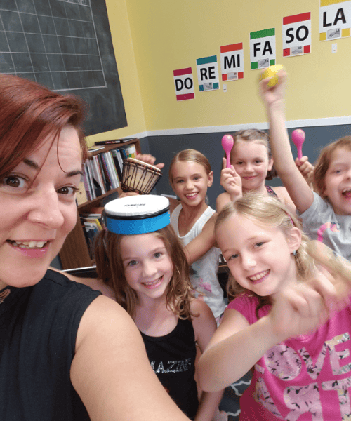 A selfie of Nikki with five young singers in her small group class